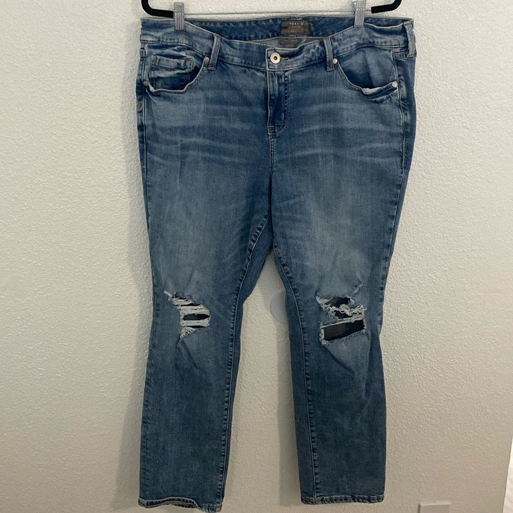 TORRID- boyfriend straight- distressed mid rise jeans- Size 18